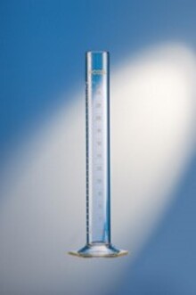 Graduated cylinders with spout